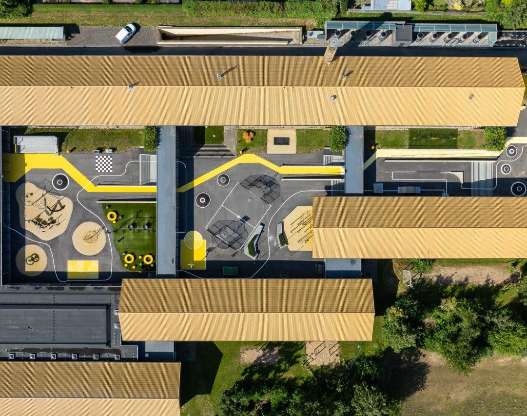 Den gule sti forbinder Molsskolen og Molsværket