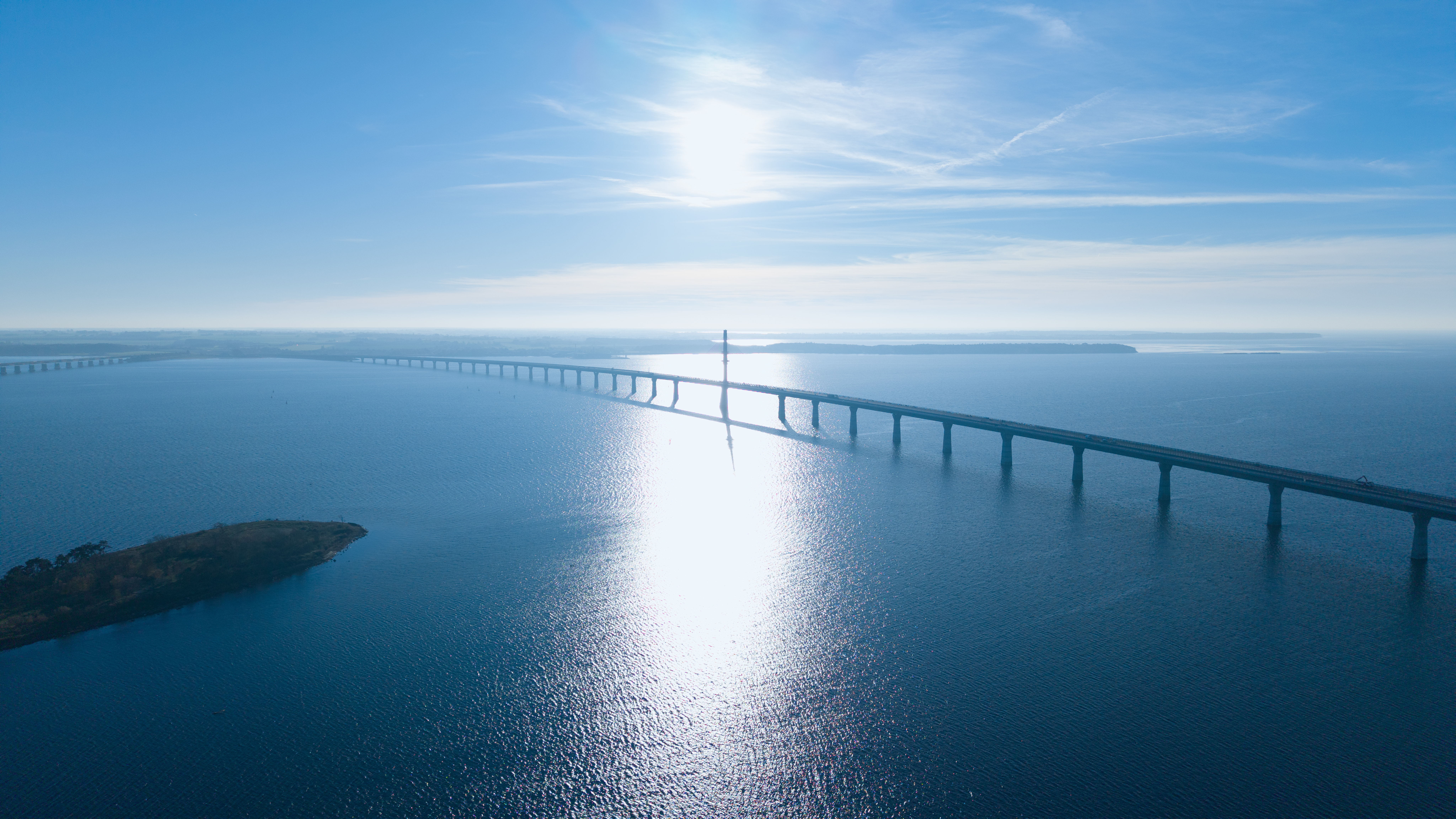 Vejstriber på Storstrømsbroen med håndelag og præcision