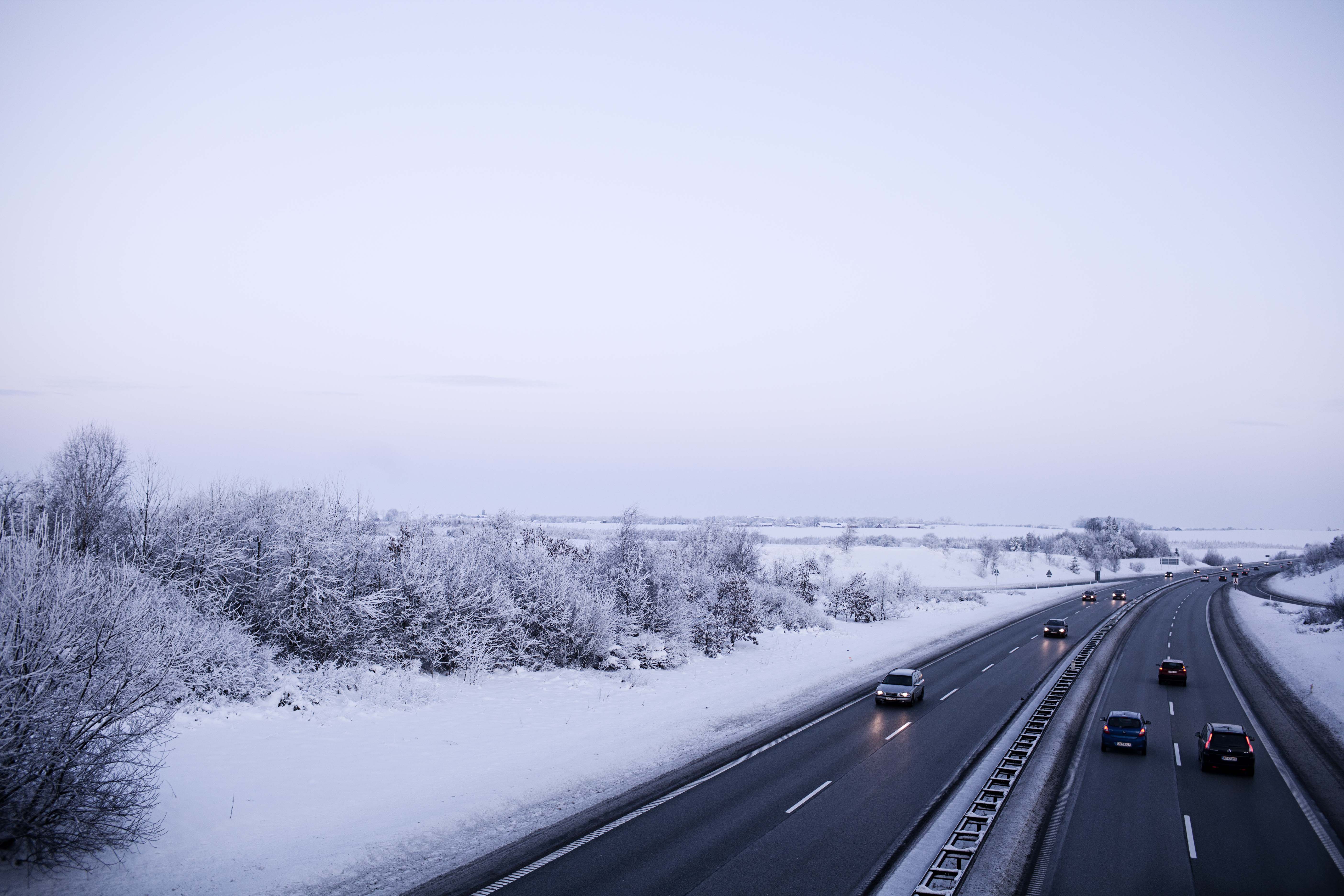 Vinteren slider på vejene